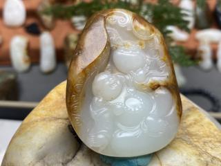 尘世喧嚣,唯此和田玉籽料挂件,能觅一方静谧.它取天然黄沁之色,俏色巧